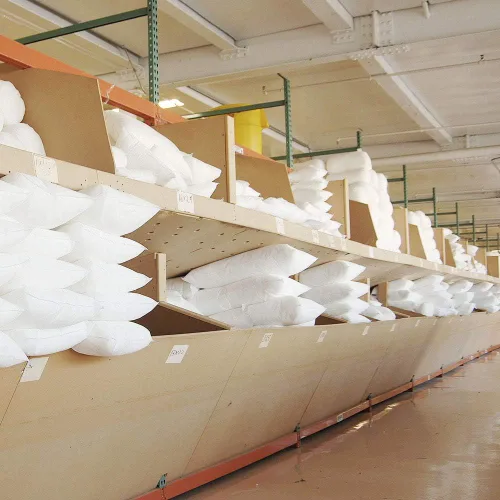 Vista 6 de Relleno de almohada rectangular de lujo hipoalergénico de 15 x 19 pulgadas, mezcla de poliéster y plumas esponjosas, 100% algodón batista, nunca