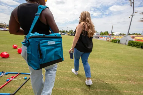 Vista 5 de Coleman Chiller Insulated Soft Cooler, Leakproof 9/16/30 Can Cooler with 12+ Hour Ice Retention, Made with Recycled Materials, Great for Lunch