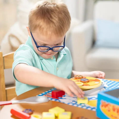 Vista 7 de Melissa & Doug Juego de panqueques Flip and Serve (19 pcs) - Comida de madera para el desayuno