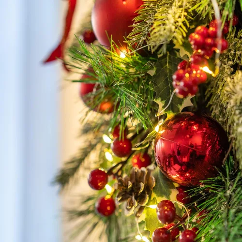 Vista 9 de Guirnalda decorativa en forma de gota preiluminada de 24 pulgadas, guirnalda de Navidad a pilas con luces de hadas, lazo rojo y bolas, conos