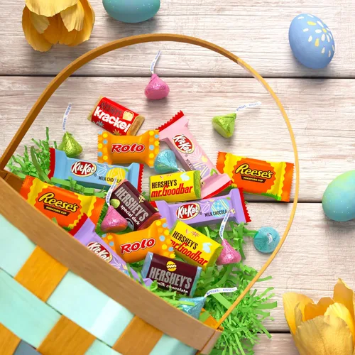 Vista 6 de HERSHEY's Surtido de chocolates, cesta de Pascua, dulces de Pascua, bolsa variada, 32.76 oz (130 piezas)