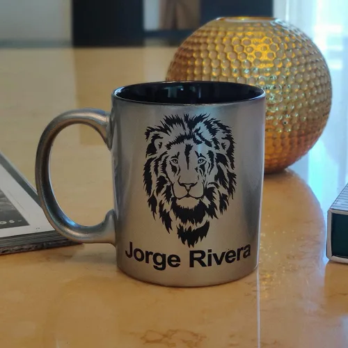 Vista 5 de LaserGram Taza de café redonda de cerámica de 11 oz, Scorpion, grabado personalizado incluido (blanco)