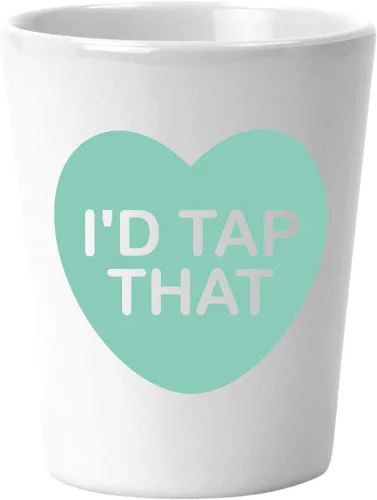 Vista 2 de Travieso Día de San Valentín divertido vaso de chupito de cerámica blanca de 1.5 oz