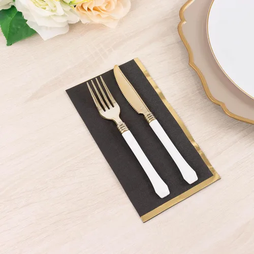 Vista 2 de Efavormart - Paquete de 50 servilletas de papel desechables de 2 capas con borde de lámina dorada, color negro