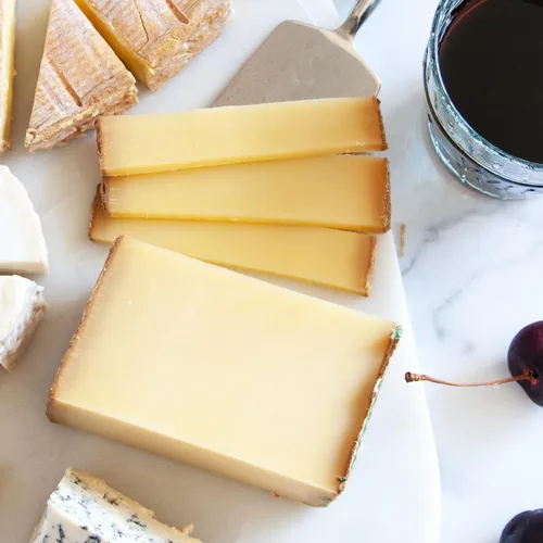 Vista 4 de igourmet Surtido de quesos franceses para conocedores, incluye queso francés Tomme de Savoie, Nutty Comte, Camembert francés y Fourme d'Ambert