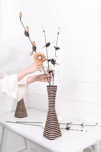 Vista 7 de Leewadee Jarrón grande de mimbre para piso, hecho a mano, hecho de bambú y basta, sofisticado embudo para ramas decorativas, 16 pulgadas, marrón