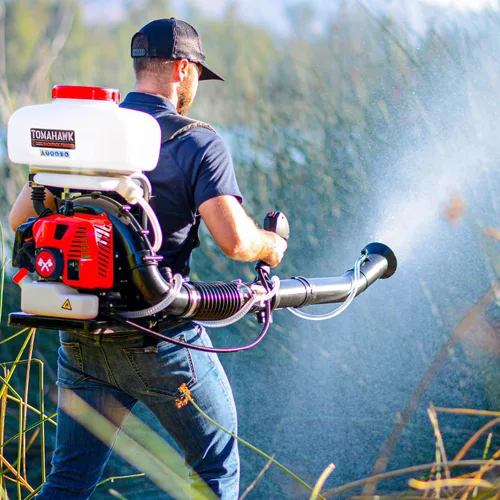 Vista 2 de Mochila turbo Tomahawk Power con nebulizador para mosquitos, soplador de hojas con tanque de 14 litros para control de plagas