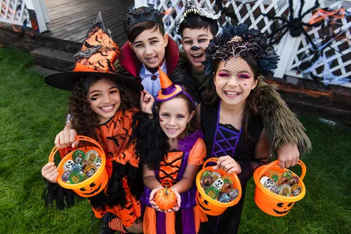 Vista 4 de Fruidles Surtidos de chocolate misterioso de Halloween, rellenos de bolsas de fiesta de truco o trato, láminas de diseño de cara de monstruo