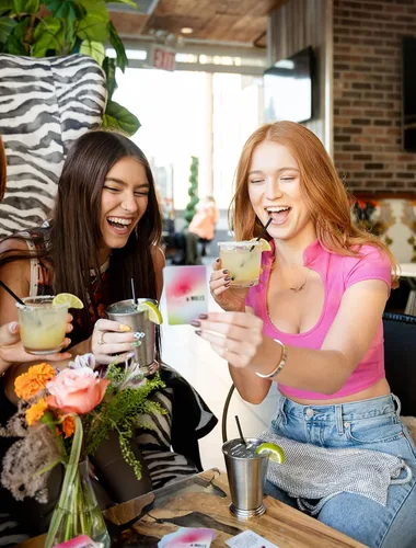 Vista 4 de Margaritas & Mules: Juego de cartas para beber para niñas Juego de despedida de soltera para adultos