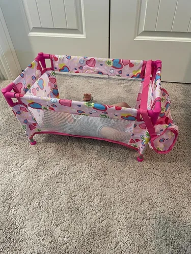 Vista 7 de Cuna de muñeca de bebé de juguete para muñecas de 18 pulgadas, bonita cama de muñeca con diseño de corazón rosa con bolsa de transporte, muebles