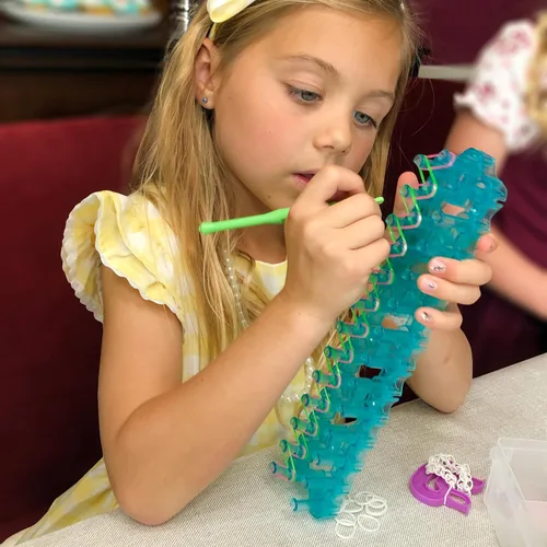 Vista 10 de Rainbow Loom® Loomi-Pals™ Combo Set, cuenta con 60 bonitos dijes LP surtidos, el nuevo RL2.0, Happy Looms, Hooks, Alpha & Pony Beads, 2300 bandas