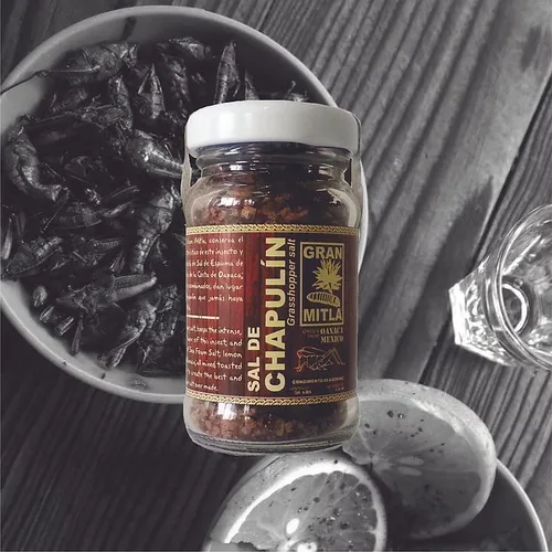 Vista 2 de Gran Mitla Sal de Chapulin (sal de grillo) tarro de 1.76 oz