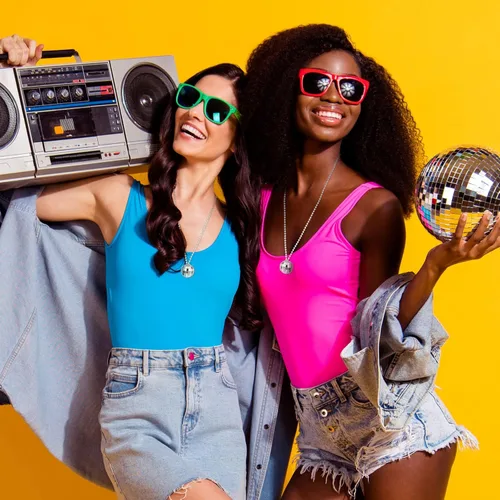 Vista 6 de Sureio 20 adornos de bola de discoteca con espejo, decoraciones de fiesta de discoteca para colgar en plata, reflectantes, collares de bolas de Año