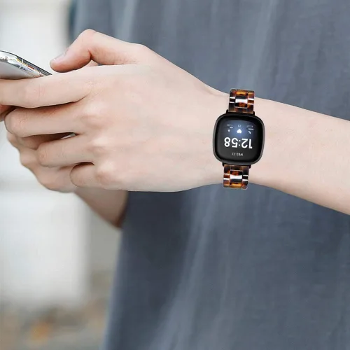 Vista 4 de Pulsera de resina compatible con Fitbit Versa 4 3/Fitbit Versa Sense 2 1, correa ligera para mujeres y hombres con hebilla de metal de acero