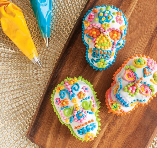 Vista 4 de Nordic Ware Utensilios para hornear de Halloween, molde para torta de calavera embrujada, bronce