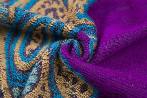 Vista 6 de Poncho con flecos, con estampado vintage, estilo retro, a la moda, para mujer. Capa, chal.