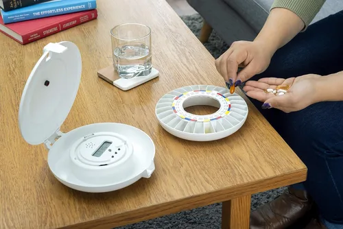 Vista 4 de e-Pill MedTime Station - Dispensador automático de pastillas con recordatorio de medicación bloqueado con base basculante y 6 alarmas, cubierta