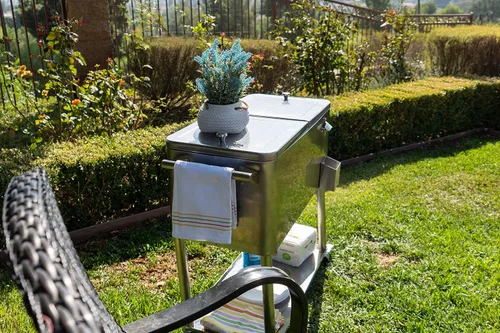 Vista 6 de Permasteel Enfriador de patio al aire libre de 80 cuartos con ruedas y asas, acero inoxidable