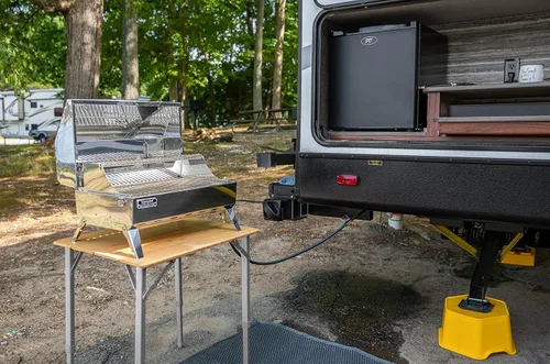 Vista 13 de Camco Mesa de camping plegable de bambú con patas de aluminio, parte superior de bambú natural mide 25 ½ x 19 ¾ pulgadas y soporta hasta 85 libras