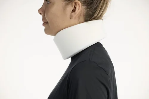 Vista 2 de United Ortho 10002 Collarín cervical suave para el cuello, 2" universal, blanco