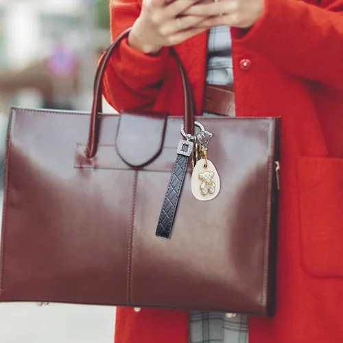 Vista 4 de OHKYOOT Llavero de cuero de microfibra, llavero con 5 llaveros y anillo en D antipérdida