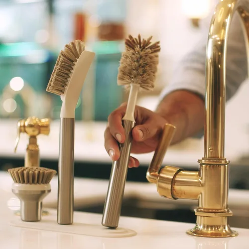 Vista 3 de Juego de cepillos iónicos Curio Home Goods, magnetizado para estar de pie, acero inoxidable con cabezales reemplazables, plateado