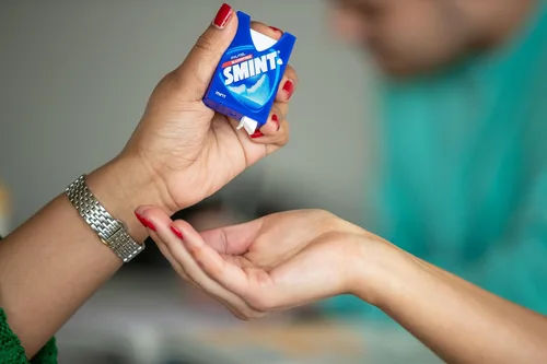 Vista 4 de Smint Sabor a menta dental sin azúcar con xilitol 0.28 oz. (caja de 12 cerillas)