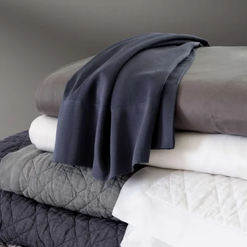 Vista 3 de Pine Cone Hill Essential Satin - Juego de sábanas blancas, tamaño Queen, patrón sólido blanco