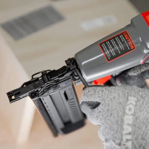 Vista 5 de XtremepowerUS Pistola de clavos 2 en 1 con 300 clavos y 200 grapas de calibre 18, neumática, para carpintería, carpintería, carpintería