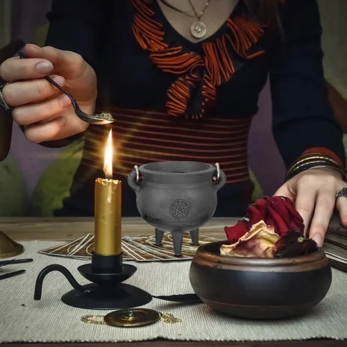 Vista 4 de DOITOOL Mini caldero de hierro fundido con tapa y asa, olla de bruja de Halloween de 4 pulgadas con tapa para decoración de Halloween o quema