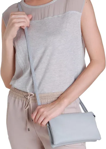 Vista 3 de Humble Chic bolsa pequeña de piel vegana, para usar cruzada o cartera con ajuste de pulsera, incluye hombro ajustable y correa para muñeca.