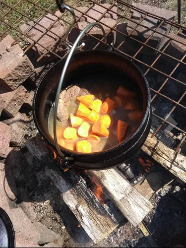 Vista 6 de Cuisiland Olla de caldero Potjie de hierro fundido de 8.5 cuartos con tapa y 3 patas, olla pre-sazonada estilo sudafricano para cocinar al aire