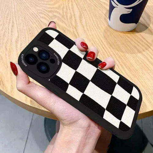 Vista 4 de Casechics Funda compatible con iPhone, diseño estético retro clásico a cuadros, tablero de ajedrez a cuadros, protección de lente de la cámara, Negro