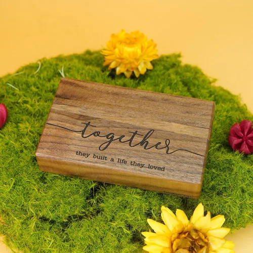 Vista 4 de Caja de madera para anillos Caja de anillo doble delgada grabada para ceremonia de boda, propuesta de compromiso, ideas de regalo de cumpleaños