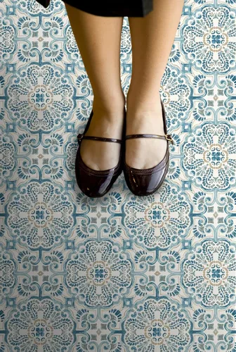 Vista 5 de FloorPops FP2477 Fontaine - Azulejos de suelo Peel & Stick, color azul