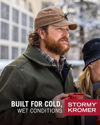 Vista 2 de Stormy Kromer Gorra de algodón encerado aislada, sombrero ligero de otoño con orejeras, resistente al agua, sombrero de 3 estaciones, Arena/Naranja