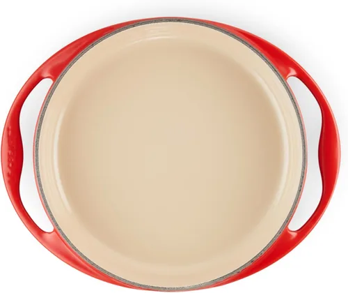 Vista 2 de Le Creuset Plato de tatuaje de hierro fundido esmaltado, 2 cuartos de galón, color cereza
