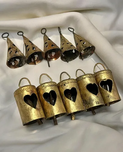 Vista 9 de Mango Gifts Campanas de hojalata indias vintage hechas a mano, campanas rústicas, campanas de cascabel, campanas de vaca, árbol de Navidad