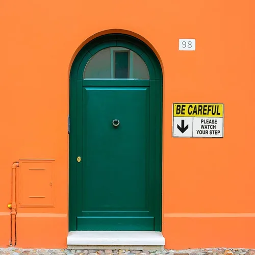 Vista 4 de Letreros de advertencia de flecha para propiedad con texto en inglés Be Careful Please Watch Your Step Down para el hogar, patio, dormitorio