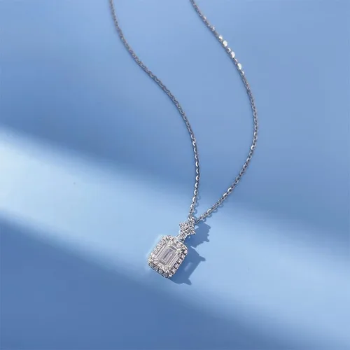 Vista 3 de Collar de oro de 14 quilates con diamante de talla esmeralda de 1 quilate - Un diseño clásico para la mujer refinada