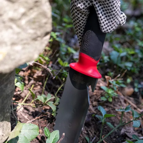 Vista 7 de Root Slayer 16211 Cuchillo de tierra de jardín con hoja dentada para excavar, deshierbar y cortar raíces, herramienta de acero, color rojo