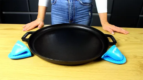 Vista 7 de Sartén de Pizza Redonda/Plancha de Hierro Fundido de 16 Pulgadas por StarBlue con Asas de Silicona GRATIS y Libro Electrónico de 30 Recetas – Comal