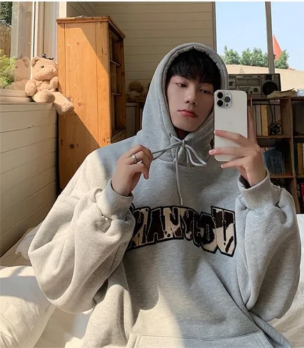 Vista 4 de Sudadera con capucha y cordón gráfico con estampado de letras para hombre, ropa moderna Emo Alt con bolsillos, trajes grunge