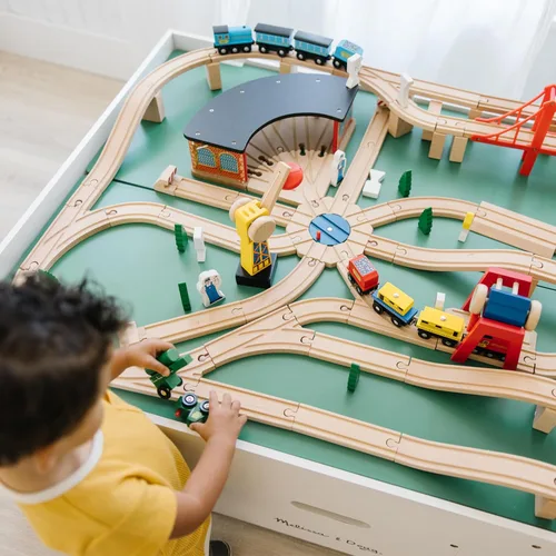 Vista 8 de Melissa & Doug Juego de ferrocarril de madera, 130 piezas