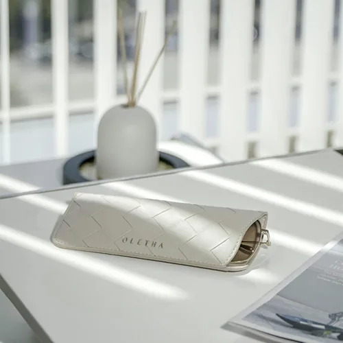 Vista 2 de OLETHA Funda estética suave para lentes, bolsa de viaje delgada para lectores de lentes de sol, textura tejida, marfil