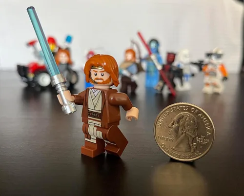 Vista 4 de LEGO Star Wars Episodio 2 - Minifigura de Clone Wars - OBI-Wan Kenobi (bata y capucha marrón) con sable de luz edición limitada