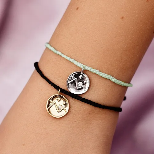 Vista 3 de Pura Vida Pulsera de plata u oro de cristal de montaña con dije de moneda hecha a mano con cristal checo, ajustable con banda impermeable Pulseras