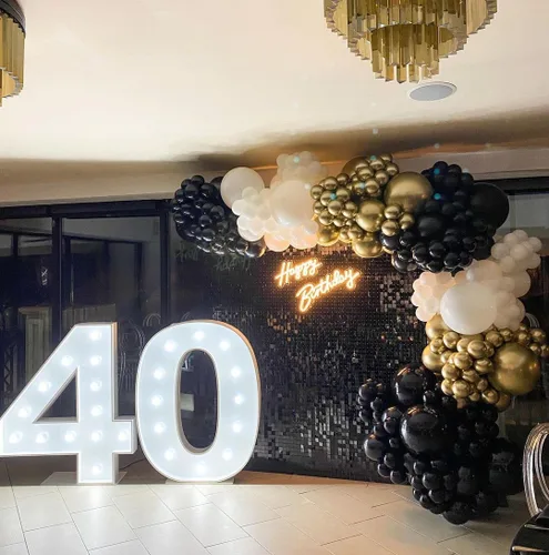 Vista 5 de Kit de arco de globos negros y dorados, ADOINBY 140 piezas de globos de látex confeti negros, blancos y dorados metálicos de 18, 12, 10 y 5 Negro