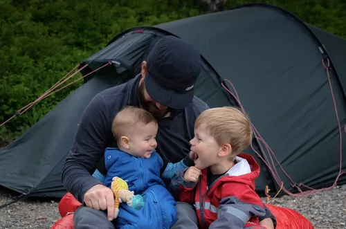 Vista 2 de baby deedee Sleep Nest - Saco de dormir acolchado de viaje para bebé con mangas, cielo gris, grande (18-36 meses)