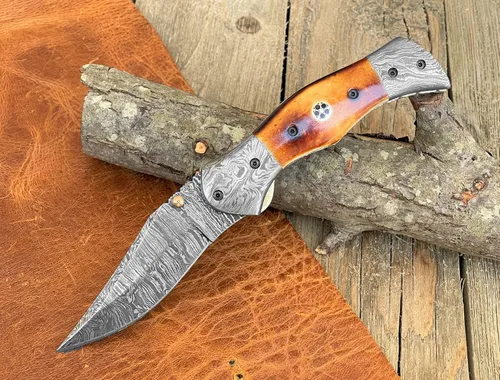 Vista 4 de WINTERFELL Cuchillo de bolsillo de acero de Damasco con mango de hueso de camello quemado con clip para cinturón, cuchillo de regalo personalizado